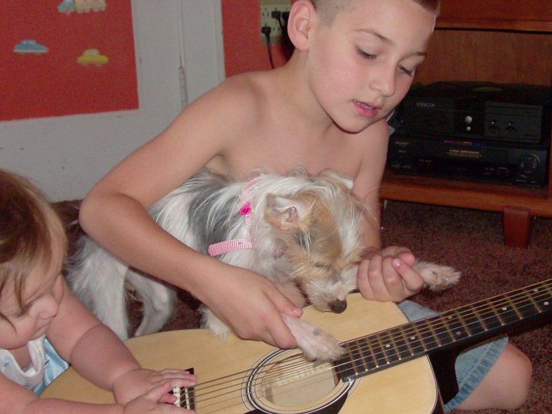 Fluf playing the guitar